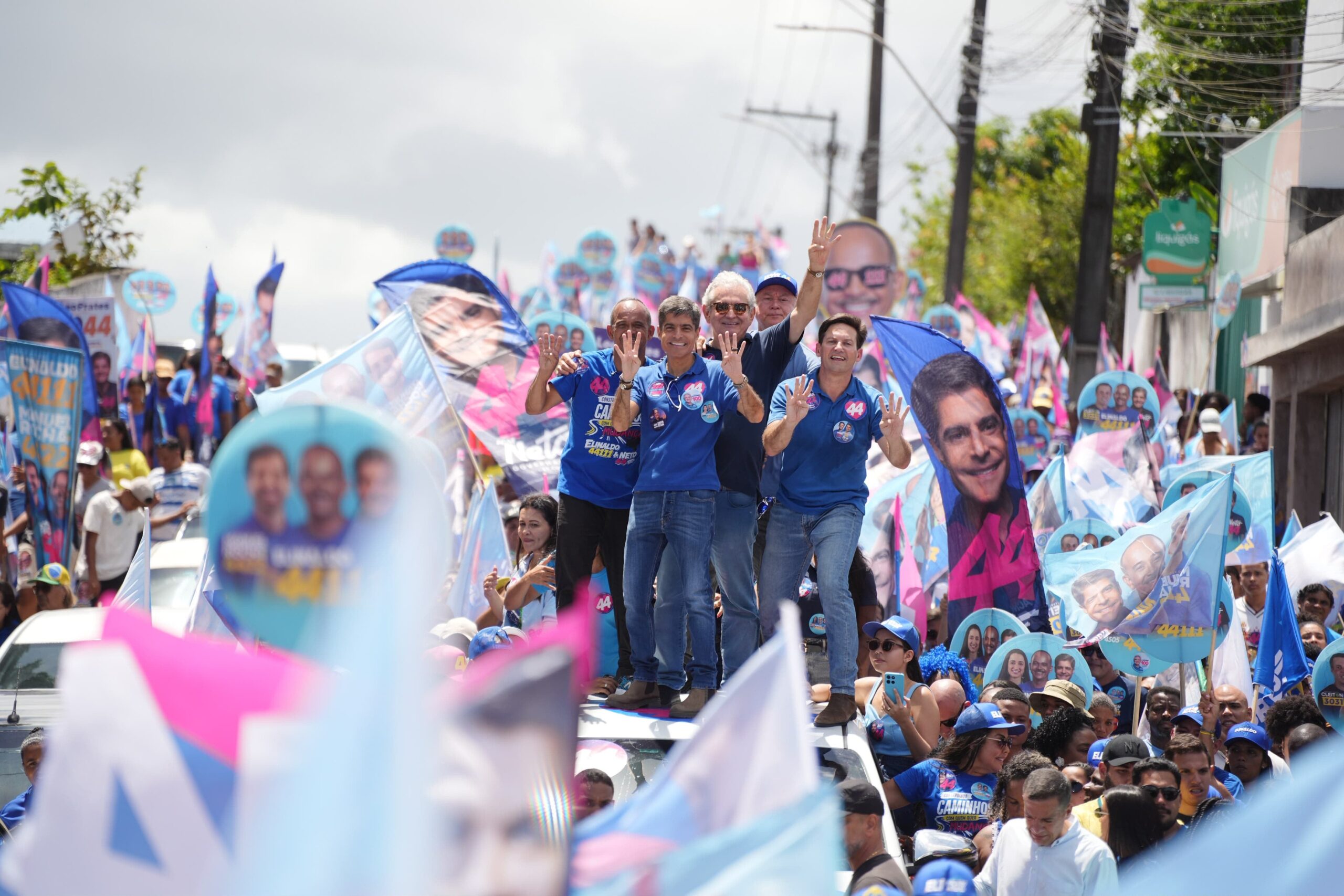 ACM Neto defende liberdade do eleitor em caminhada por Camaçari